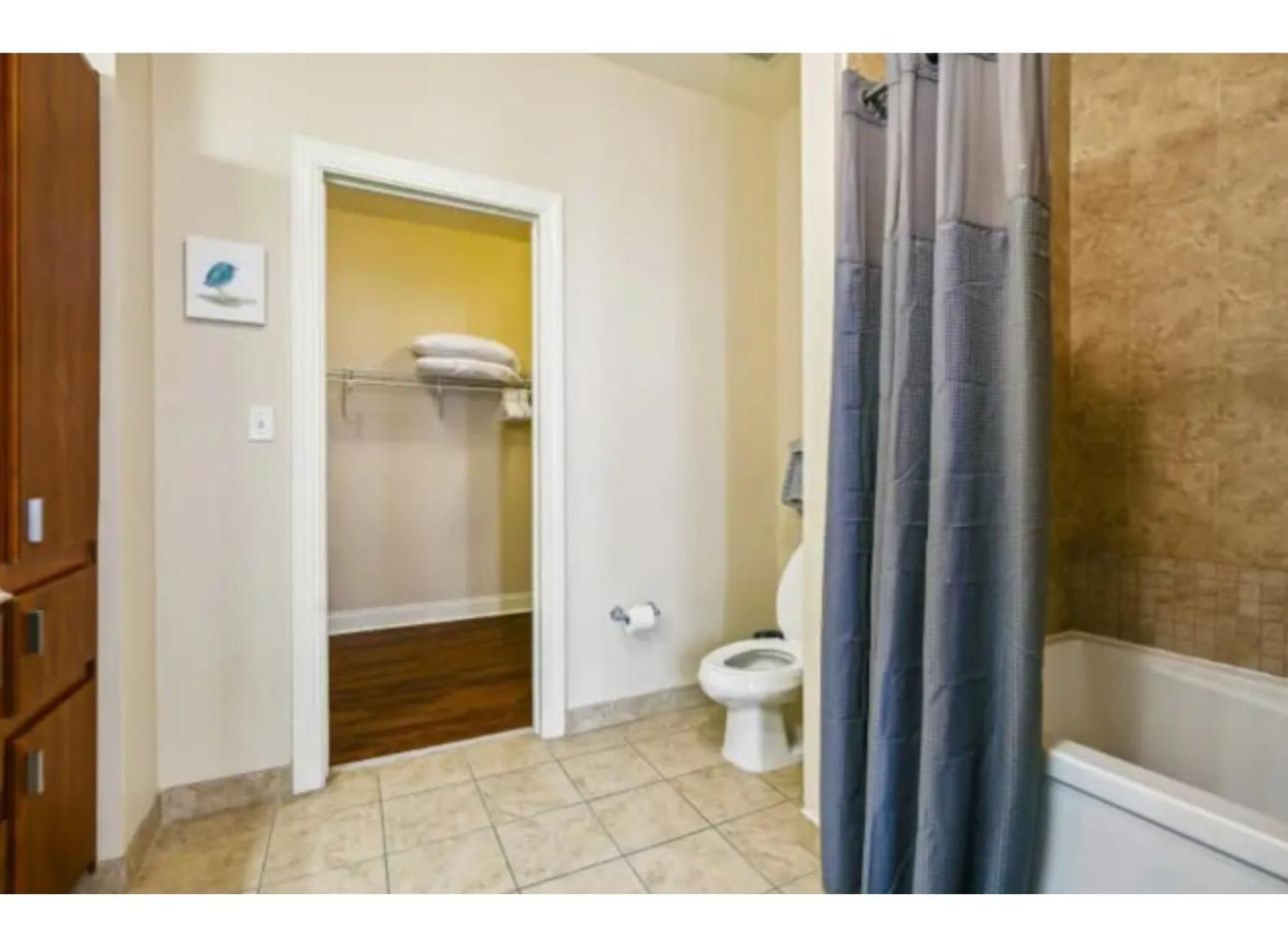 Amazing Condos Beautiful View 2 Blocks To French Quarter, Small Rooftop Pool, Gym, Seanger Theater, Super Dome, And Bourbon St นิวออร์ลีนส์ ห้อง รูปภาพ