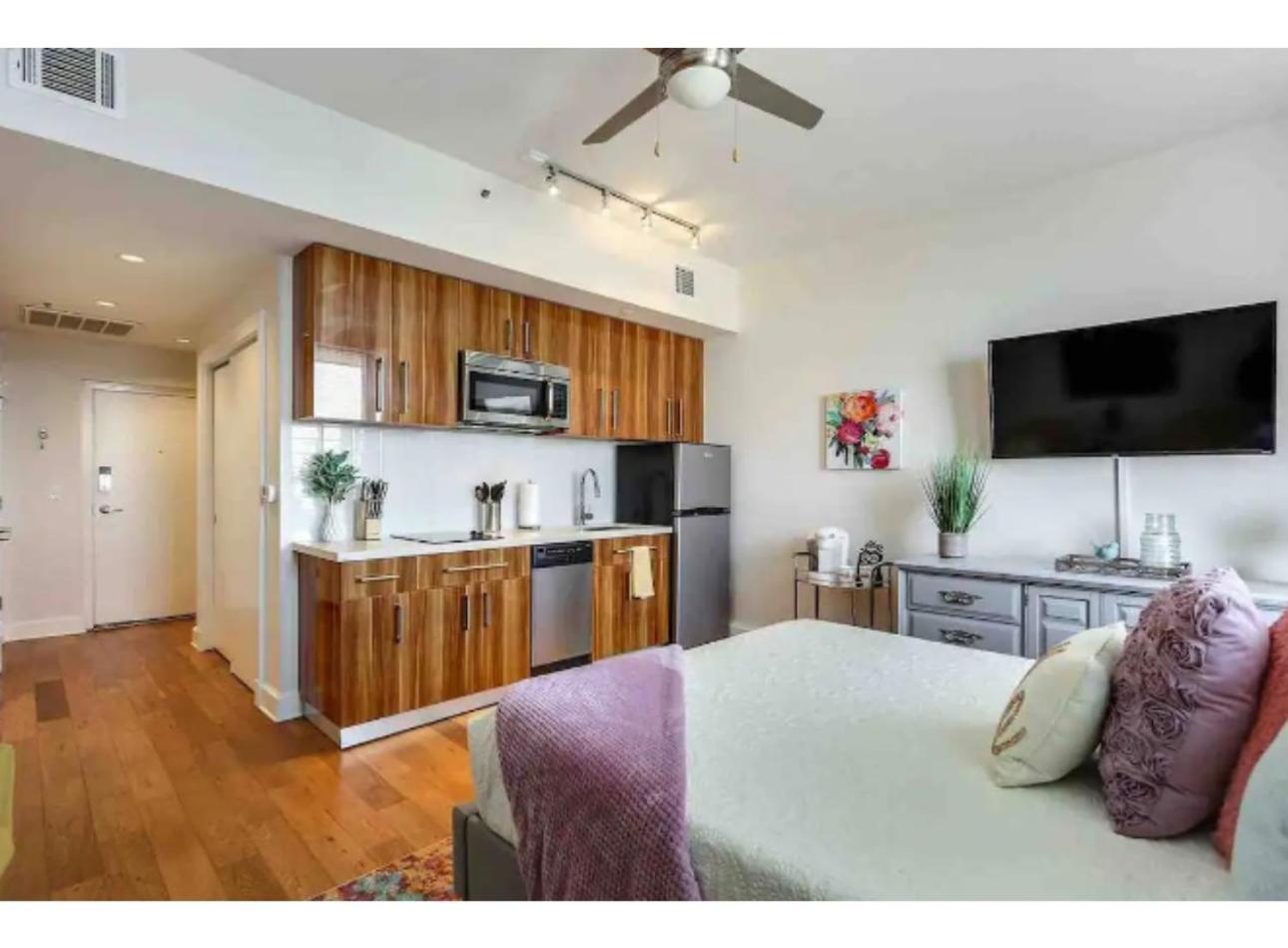 Amazing Condos Beautiful View 2 Blocks To French Quarter, Small Rooftop Pool, Gym, Seanger Theater, Super Dome, And Bourbon St นิวออร์ลีนส์ ห้อง รูปภาพ