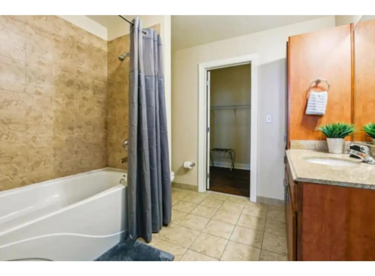 Amazing Condos Beautiful View 2 Blocks To French Quarter, Small Rooftop Pool, Gym, Seanger Theater, Super Dome, And Bourbon St นิวออร์ลีนส์ ห้อง รูปภาพ